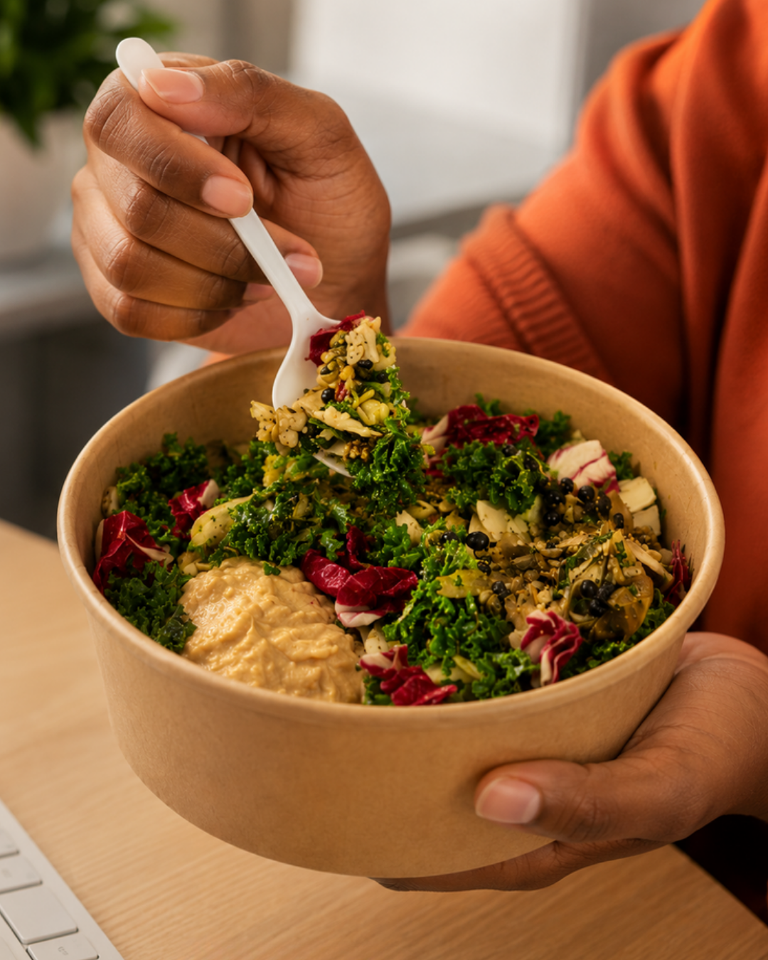 Salade dans un bol kraft